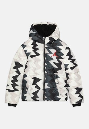 Biała, szara i czarna pikowana kurtka w zygzakowaty wzór z kapturem, czarna podszewka wewnętrzna, zamek błyskawiczny z przodu oraz czerwone logo marki na piersi.