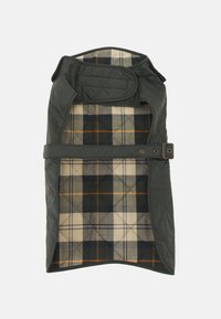 Παλτό κατοικίδιου με επένδυση από πράσινο καπιτονέ υλικό και καρό εσωτερικό σε κρέμα, ναυτικό μπλε και πορτοκαλί. Διαθέτει λουρί με αγκράφα και στρογγυλεμένες άκρες.