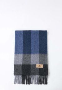 Scarf in lana con motivi a quadri blu, grigi e neri, bordi sfrangiati e un piccolo tag in pelle con logo nella parte inferiore.