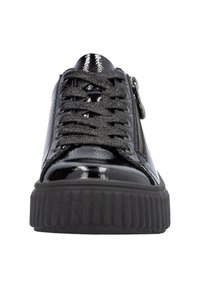 Baskets en cuir verni noir avec des lacets noirs texturés, détail de fermeture éclair sur le côté et semelle en caoutchouc épaisse avec des rainures verticales.