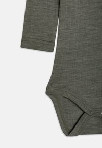 Bodysuit para bebé de manga longa em cinza-esverdeado, tecido macio e texturizado, fecho de botão na parte inferior, detalhes em canelado nos punhos e no pescoço.