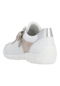 Baskets blanches avec un design perforé, accents en suède doux beige, talon argenté, fermeture éclair et détail de porte-clés. Semelle en caoutchouc pour une meilleure accroche.