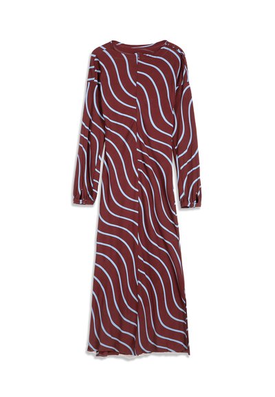 Robe marron manches longues avec col montant, motif rayures ondulées bleues et détails de boutons à l’épaule et aux poignets.