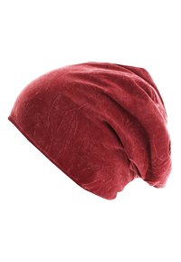 Red slouch beanie made of soft, textured fabric, featuring a wrinkled finish and loose, casual design for comfort and style.
