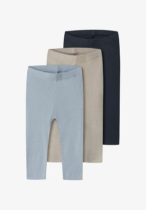 Kolme poikittain aseteltua ribbineulottua vauvan leggings-paria vaaleansinisessä, beigen sävyssä ja tummansinisenä valkoisella taustalla.