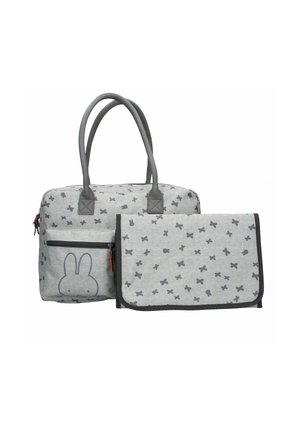 Borsa a tracolla grigia e tappetino da cambiare pieghevole coordinato, con piccoli incroci grigi scuri e illustrazioni di conigli sul tessuto.