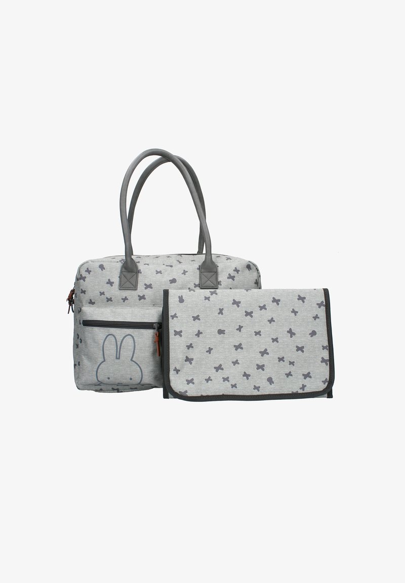 Grå tote bag og matchende foldbar puslemåtte med små mørkegrå krydser og kaninillustrationer på stoffet.