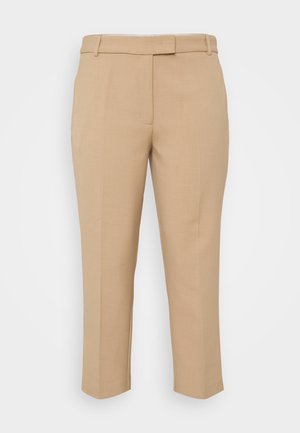 Beige skreddersydde bukser med rett snitt, middels høy midje og sidelommer. Glatt tekstur med skarpepleats og oppbrettede ankel lengde.