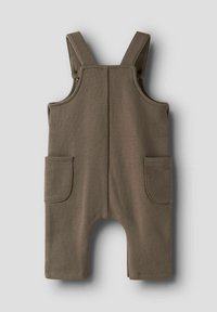 Salopette en coton marron avec deux poches avant, bretelles larges et ourlet arrondi ; texture douce avec un design uni sans motifs.