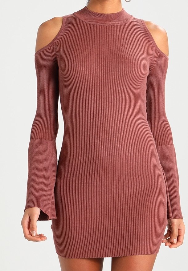 Robe en maille côtelée ajustée couleur rose poudré avec découpes aux épaules dénudées, manches longues évasées et col montant.