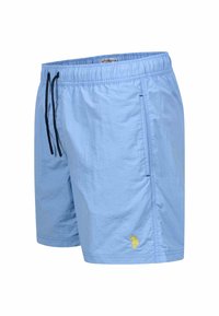 Hellblaue Herren-Badeshorts mit schwarzen Kordeln und gelbem, aufgesticktem Logo am linken Bein, mit Seitentaschen und elastischem Bund.