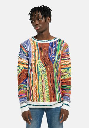 Meer kleurige gebreide trui met abstracte patronen, ronde halslijn en geribbelde manchetten en zoom. Materiaal heeft een gestructureerd gevoel.