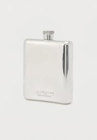 Flasque en acier inoxydable, forme carrée, finition polie, bouchon à vis avec prise texturée, gravure de la marque au bas. Couleur argentée.