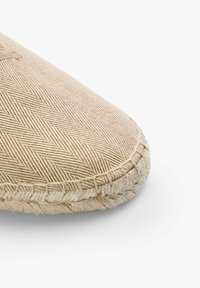 Brune espadrille med en fiskebensmønster, der har en vævet jutesål og syede kanter, samt en overdel i struktureret stof.