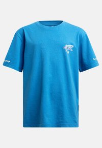 Camiseta de algodón azul con mangas cortas, cuello redondo, con un gráfico impreso de un pez y la palabra "REBELDE" en rosa en la parte delantera. Detalle de tablero de ajedrez en las mangas.