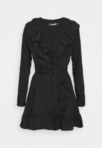Vestido negro de tejido suave, con mangas largas, detalles de volantes en el escote y el dobladillo, y un cinturón anudado en la cintura.