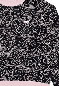 Felpa nera con motivo astratto di linee bianche e rosa, colletto e orlo a coste rosa, con un piccolo logo bianco sulla parte anteriore.