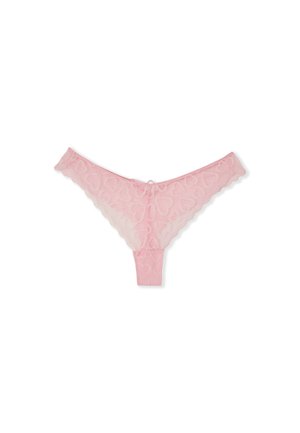 String en dentelle rose clair avec des motifs en forme de cœur et un petit nœud central, présenté sur fond blanc.