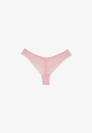String en dentelle rose clair avec des motifs en forme de cœur et un petit nœud central, présenté sur fond blanc.