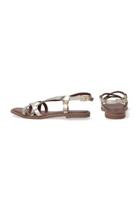 Braune flache Sandalen mit metallisch goldenen Riemen, die ein minimalistisches Design, offene Zehen und eine glatte Textur aufweisen. Verstellbarer Knöchelriemen.