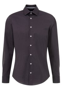 Camisa de manga larga de color gris oscuro, con botones, hecha de una tela suave, que presenta un cuello puntiagudo y seis cierres de botón con acentos plateados.