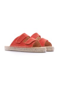 Sandales en tissu tissé rouge à enfiler, avec un design ouvert à l'avant, comportant deux sangles Velcro et une semelle en jute naturel.