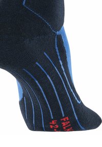 Blaue und schwarze Knöchelsocken mit strukturiertem Design, verstärkter Ferse und roten Buchstaben. Der Stoff ist glatt und hat kontrastierende blaue Streifen.