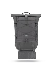Mochila gris con tapa enrollable, superficie texturizada, detalle de cordón bungee externo y un compartimento inferior desmontable. Cuenta con correas ajustables.