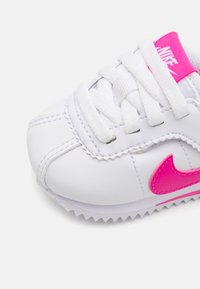 Nike Sportswear CORTEZ EASYON - Sportbačiai - white/laser fuchsia