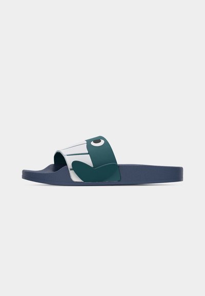 Σαγιονάρα σε ναυτικό μπλε χρώμα με λουράκι σε λευκό και τιρκουάζ, στολισμένη με ένα στυλιζαρισμένο σχέδιο προσώπου πουλιού πάνω σε απλή φόντο.