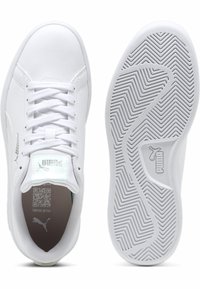 Sneakers bianchi con tomaia sintetica liscia, lacci piatti, colletto imbottito e suola in gomma testurizzata con motivo a zigzag.