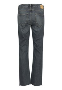 Mörkblå denimjeans med avslappnad passform, som har två bakfickor och en rå fåll vid ankeln. Läderlapp på midjan.