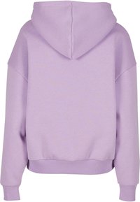 Lilla hettegenser med et mykt, teksturert stoff, stor hette og ribbet kant på hem og ermer. Ingen fremtredende logoer eller mønstre er synlige.