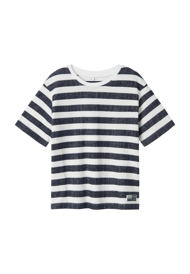 Camiseta de algodón con rayas horizontales en azul marino y blanco, cuello redondo, mangas cortas y una pequeña etiqueta en la parte inferior izquierda.