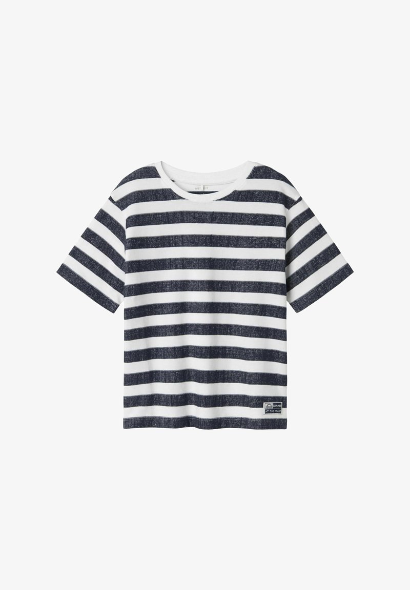 Camiseta de algodón con rayas horizontales en azul marino y blanco, cuello redondo, mangas cortas y una pequeña etiqueta en la parte inferior izquierda.