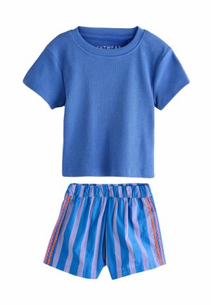 Tvådelad outfit bestående av en ribbad blå topp med kort ärm och matchande blå shorts med vertikala ränder och en färgglad sidostripdetalj.