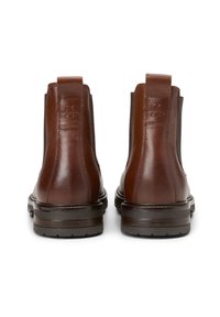 Bottines en cuir marron avec panneaux latéraux en élasthanne, talon rectangulaire et détail de logo embossé à l'arrière. Texture lisse et semelle robuste.