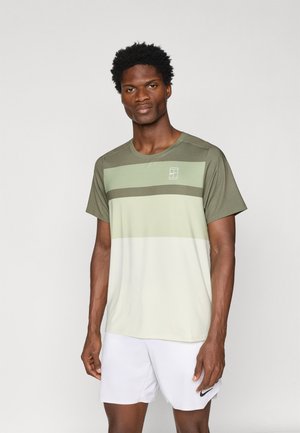 NIKECOURT ADVANTAGE TOP PRINT - Sportiniai marškinėliai trumpomis rankovėmis - medium olive/black