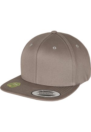 Snapback-cap i lysebrunt stof. Har en flad skygge, sekspaneldesign, broderede ventiler og et mærket mærke på fronten.