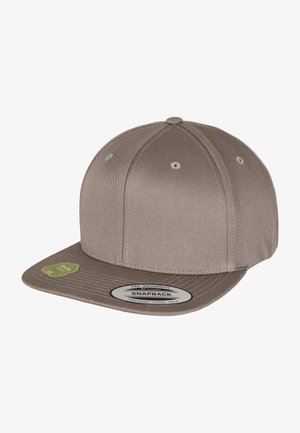 Snapback-cap i lysebrunt stof. Har en flad skygge, sekspaneldesign, broderede ventiler og et mærket mærke på fronten.