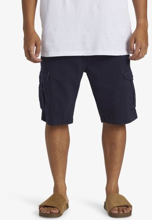 Marina cargo shorts i bomullsmix, med sidofickor och rak passform. Matchas med bruna slidesandaler.