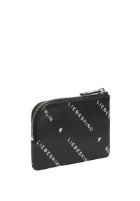 Czarny skórzany portfel z zamknięciem na zamek, zdobiony białymi logo i subtelnym emblematem lwa, prostokątny kształt i gładka faktura.