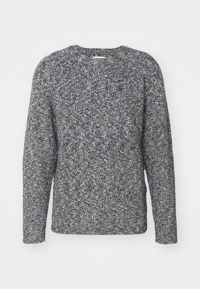 Grauer und schwarzer gestrickter Pullover mit Rundhalsausschnitt, langen Ärmeln und gerippten Bündchen, der aus einem strukturierten, gemusterten Stoff gefertigt ist.