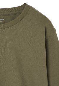 Olivenfarbener Baumwollpullover mit Rundhalsausschnitt, geripptem Kragen und glatter Textur. Hat überschnittene Schultern und saubere Nähte.