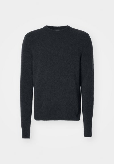 Pull gris foncé en tissu tricoté, avec un col rond, des manches longues, et des poignets et un ourlet côtelés. Design simple et sans coutures.