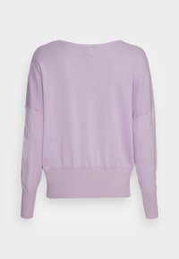 Lila långärmad tröja med avslappnad passform, bred halsringning, ribbade ärmslut och nederkant. Mjuk textur, lätt material, minimala sömmar.