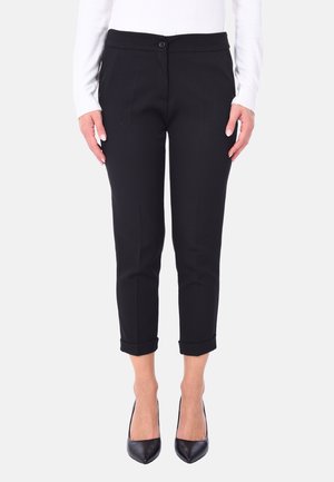 Pantaloni neri su misura con una texture liscia, dotati di chiusura con bottone, leggermente affusolati alla caviglia e con risvolti.