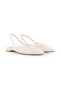 Zapatos planos tipo slingback en material tejido color crema, con puntera afilada y tacón mínimo, que presentan un diseño abierto y un acabado texturizado.