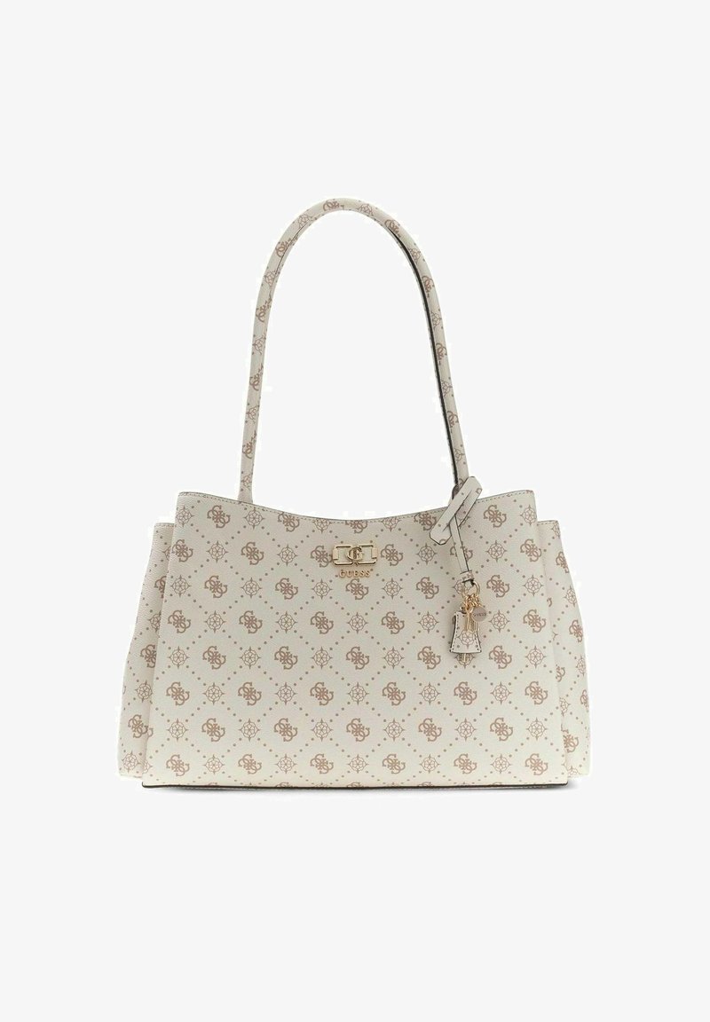 Sac à main Guess à motifs blancs avec doubles lanières d'épaule et pendentif logo doré à l'avant sur fond blanc.
