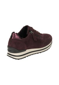 Baskets en daim violet foncé avec semelle rayée noire et blanche, fermeture éclair latérale et détail métallique au talon, vues de dos.
